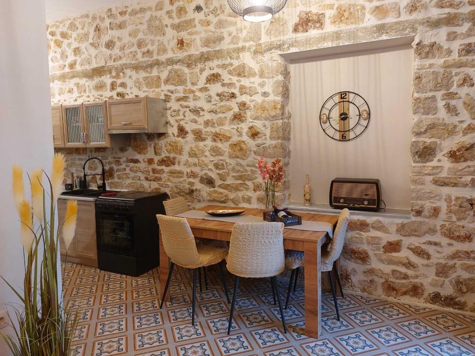 Kitchen or kitchenette, Dining area, pet friendly, stove