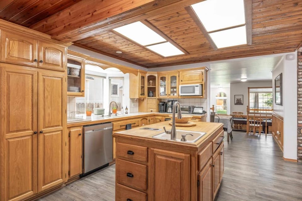 Kitchen or kitchenette, dishwasher