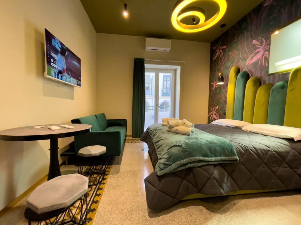 Bed, TV and multimedia, Living room, Photo of the whole room, Evening entertainment, Bedroom