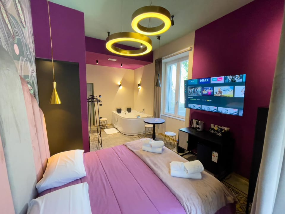 Bed, Bathroom, TV and multimedia, Photo of the whole room, Bedroom, towels