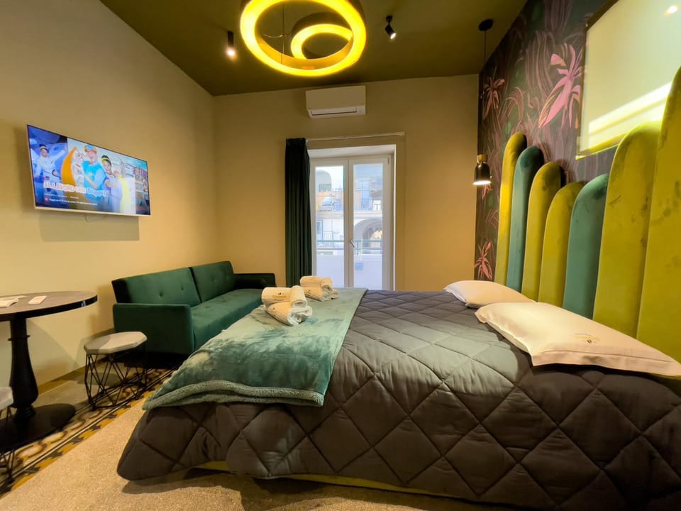 Communal lounge/ TV room, Bed, TV and multimedia, Living room, Photo of the whole room, Seating area, Bedroom