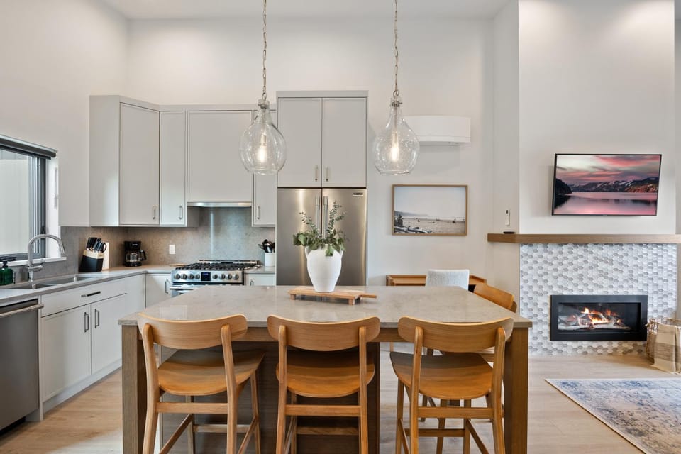 Kitchen or kitchenette, Seating area, Dining area, dishwasher, stove