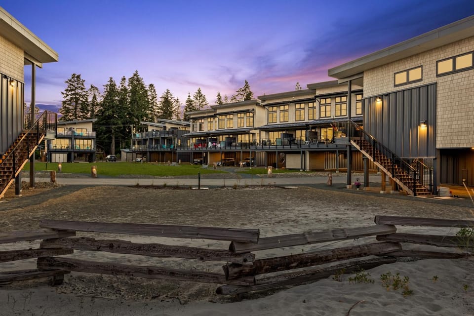 Day, Natural landscape, Children play ground, Evening entertainment