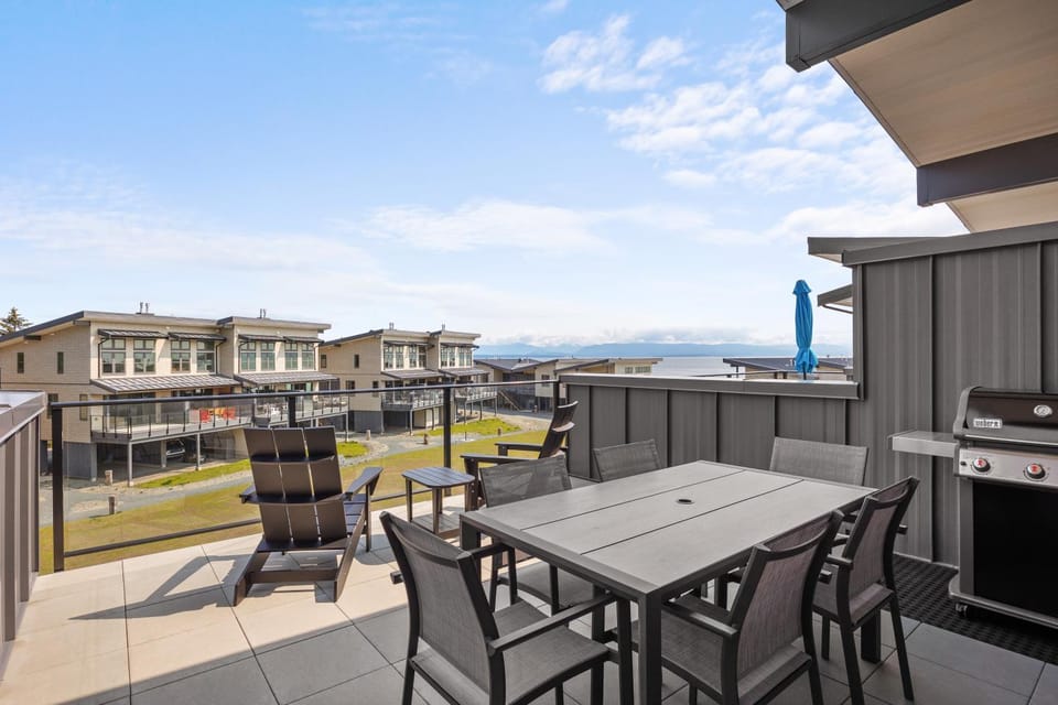 Property building, Patio, Day, Natural landscape, BBQ facilities, View (from property/room), Seating area