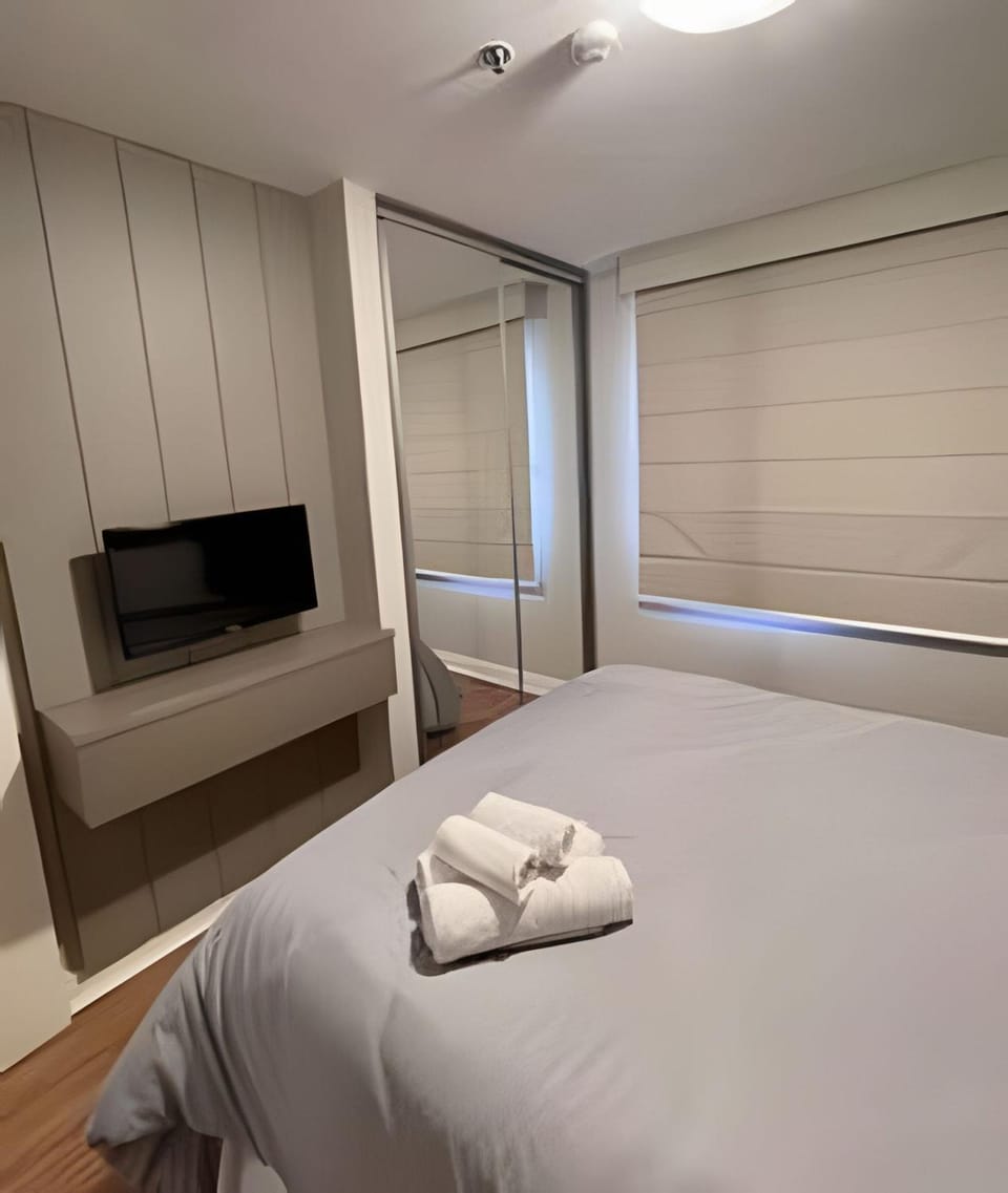 Bed, TV and multimedia, Bedroom
