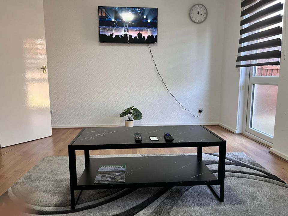 Abbey Wood Serviced Apartment 3BRH Free Wi-Fi Parking Tea and Coffee Apartment in London