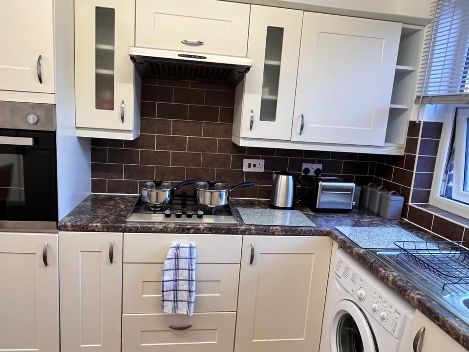 Abbey Wood Serviced Apartment 3BRH Free Wi-Fi Parking Tea and Coffee Apartment in London