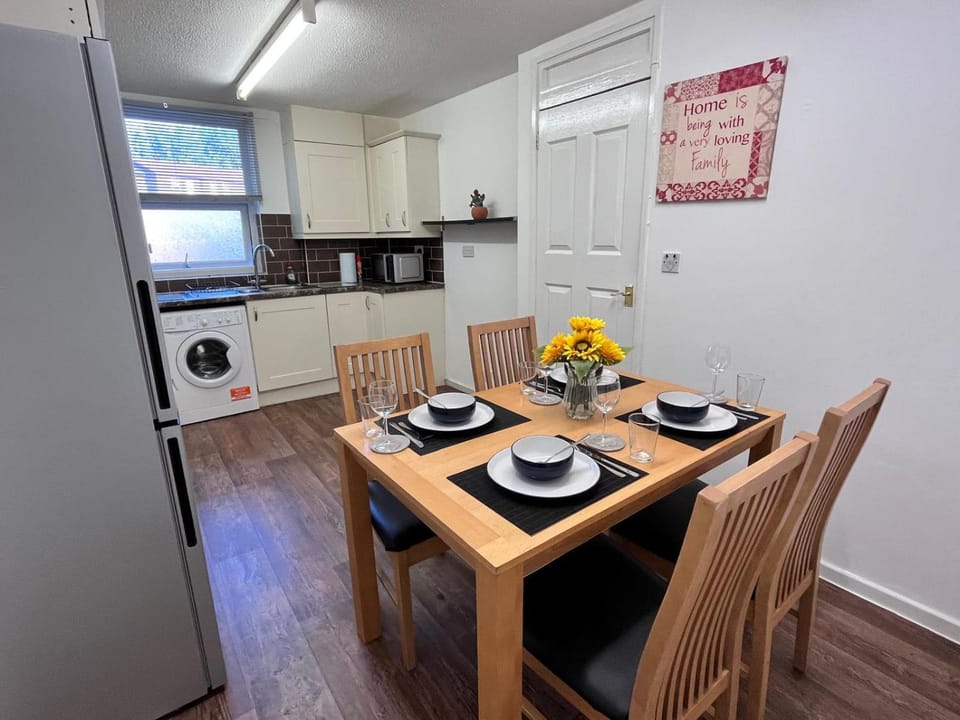 Abbey Wood Serviced Apartment 3BRH Free Wi-Fi Parking Tea and Coffee Apartment in London