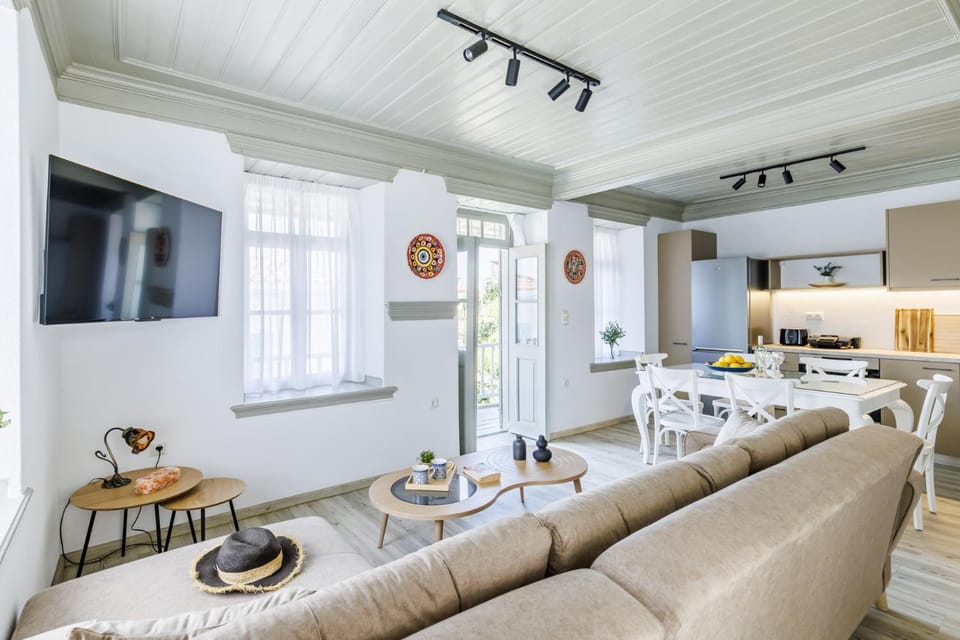 TV and multimedia, Kitchen or kitchenette, Living room, Seating area, Dining area