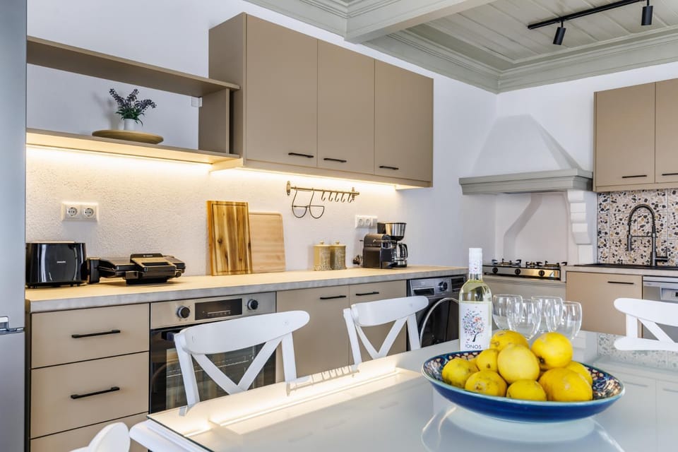 Coffee/tea facilities, Kitchen or kitchenette, Dining area, stove, toaster