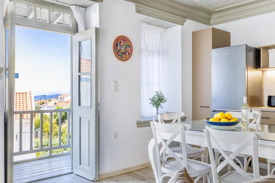 View (from property/room), Balcony/Terrace, Dining area