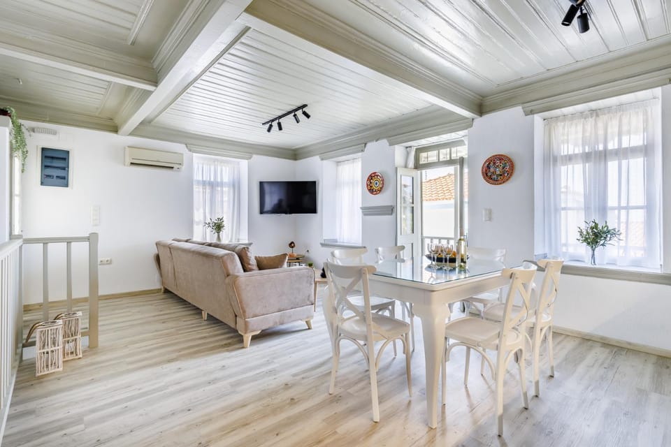TV and multimedia, Living room, Seating area, Dining area, air conditioner