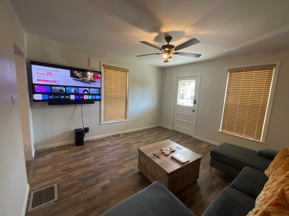 Communal lounge/ TV room, TV and multimedia, Living room, Seating area, Evening entertainment