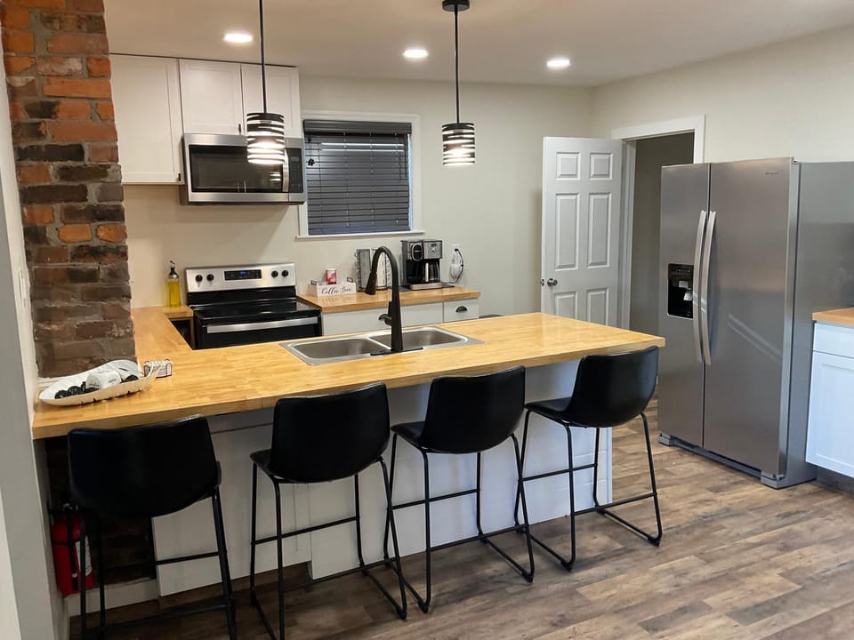 Kitchen or kitchenette, Dining area, dishwasher, minibar, oven, stove, toaster