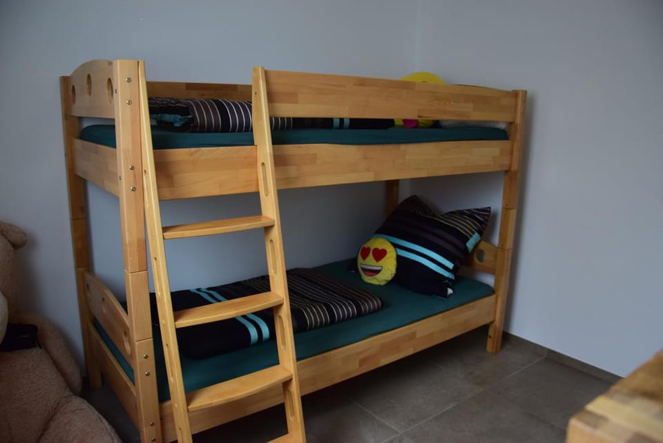 Bedroom, bunk bed