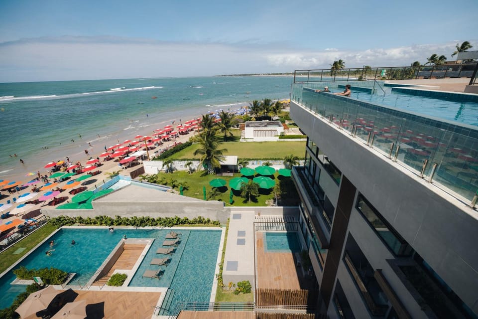Property building, Communal lounge/ TV room, Day, Natural landscape, Bird's eye view, Beach, Evening entertainment, Pool view, Swimming pool, Parking, sunbed