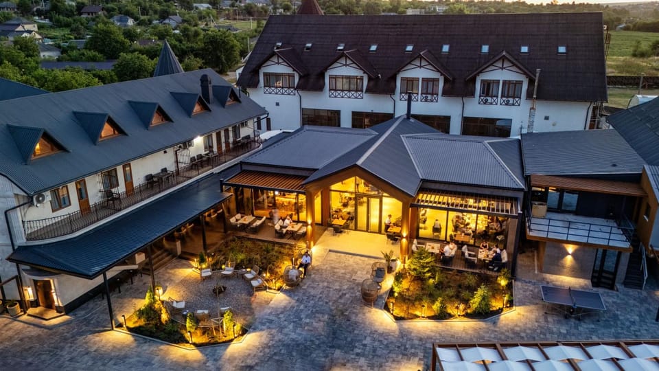 Property building, Patio, Restaurant/places to eat, Restaurant/places to eat, Day, Garden, Balcony/Terrace, Balcony/Terrace, On site, Area and facilities, Inner courtyard view