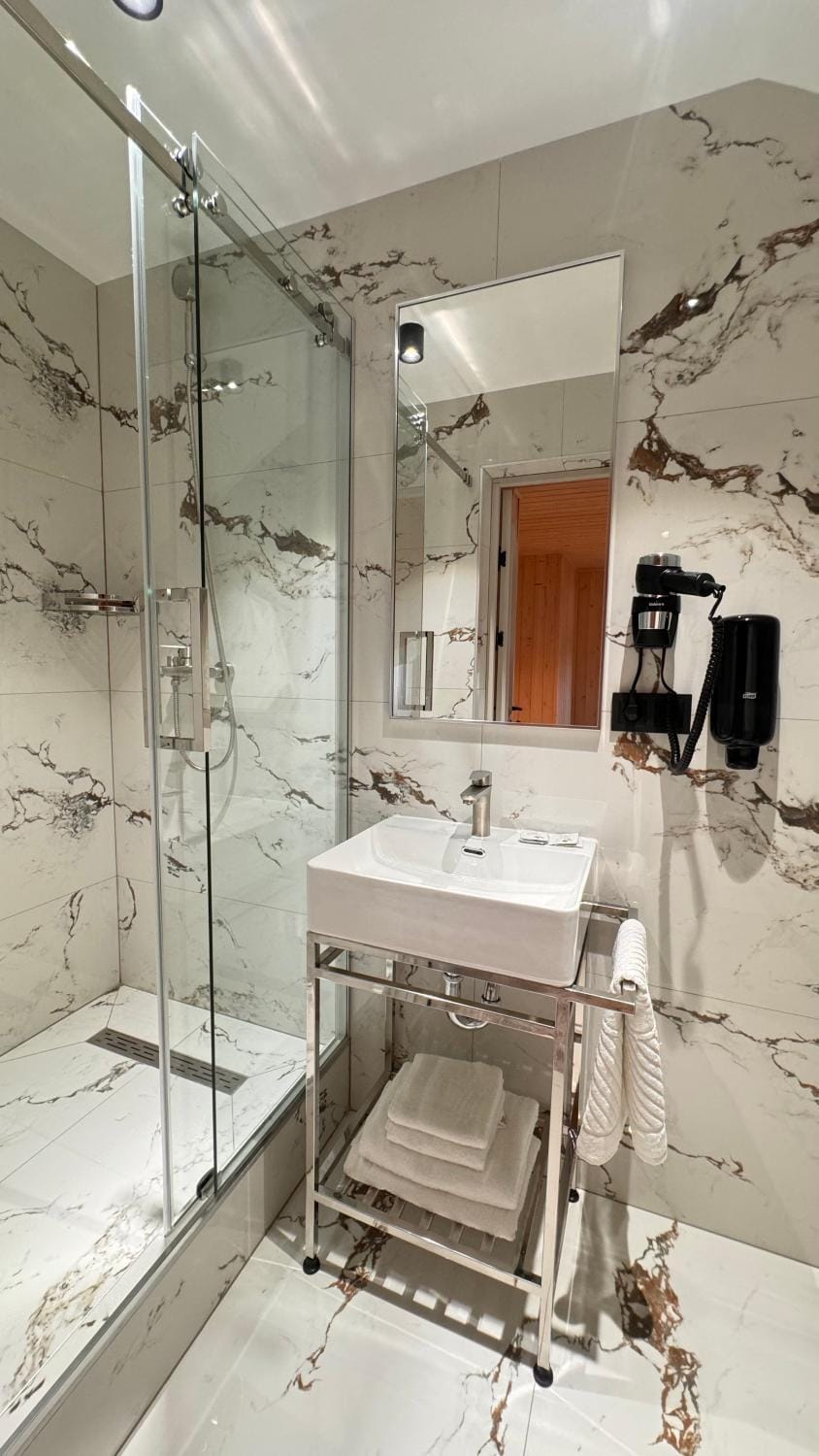 Shower, Bathroom, towels