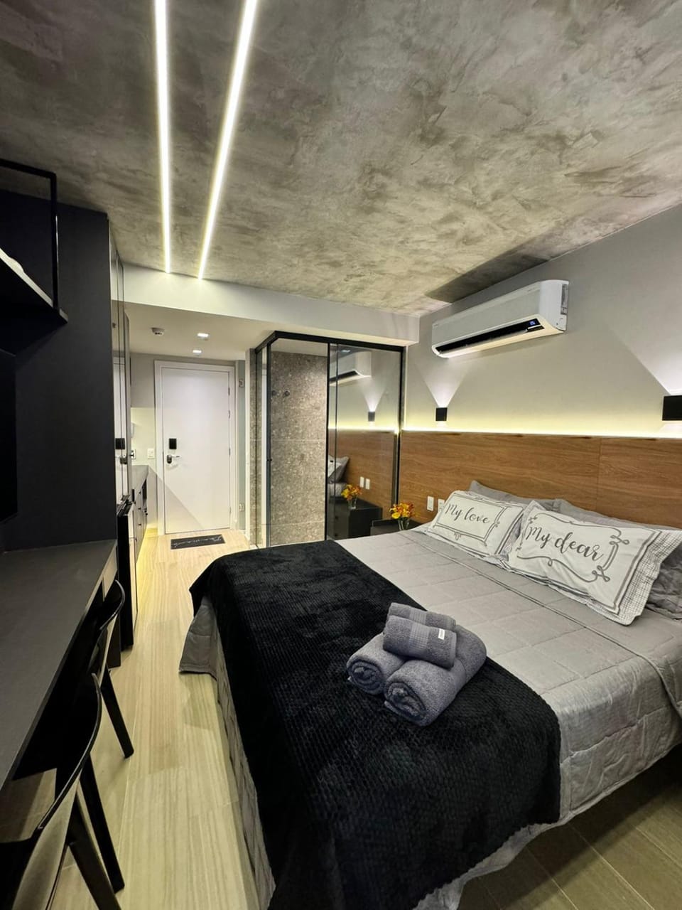 Photo of the whole room, Bedroom