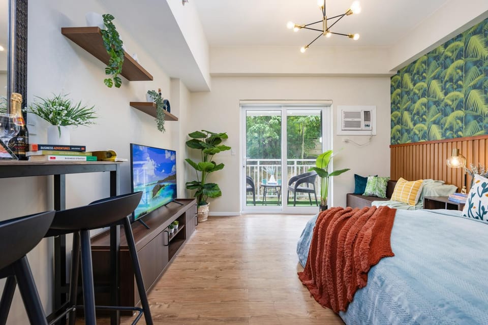 Bed, TV and multimedia, Living room, Photo of the whole room, Seating area, Bedroom