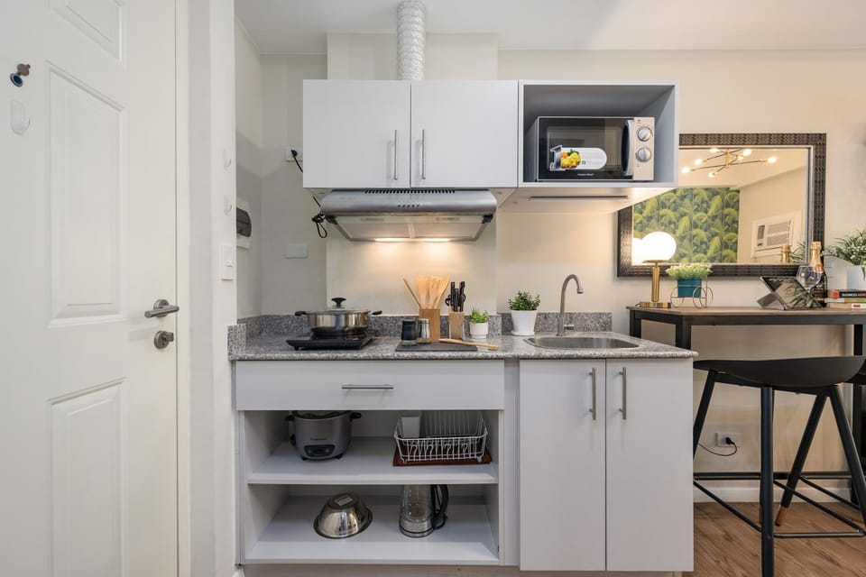 Coffee/tea facilities, Kitchen or kitchenette, Dining area, minibar, stove