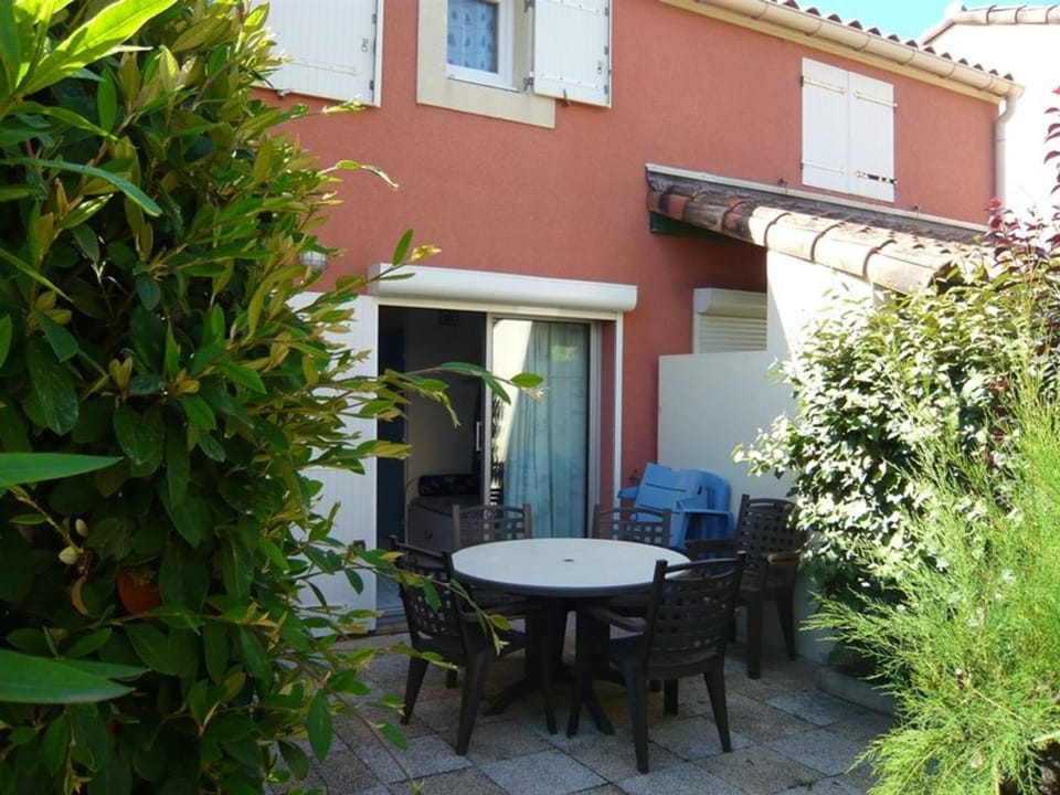 Maison Provençale avec Piscine, Jardin et Terrasse, Parking Privé, 4-6 Pers. au Grau-du-Roi - FR-1-731-95 House in Le Grau-du-Roi