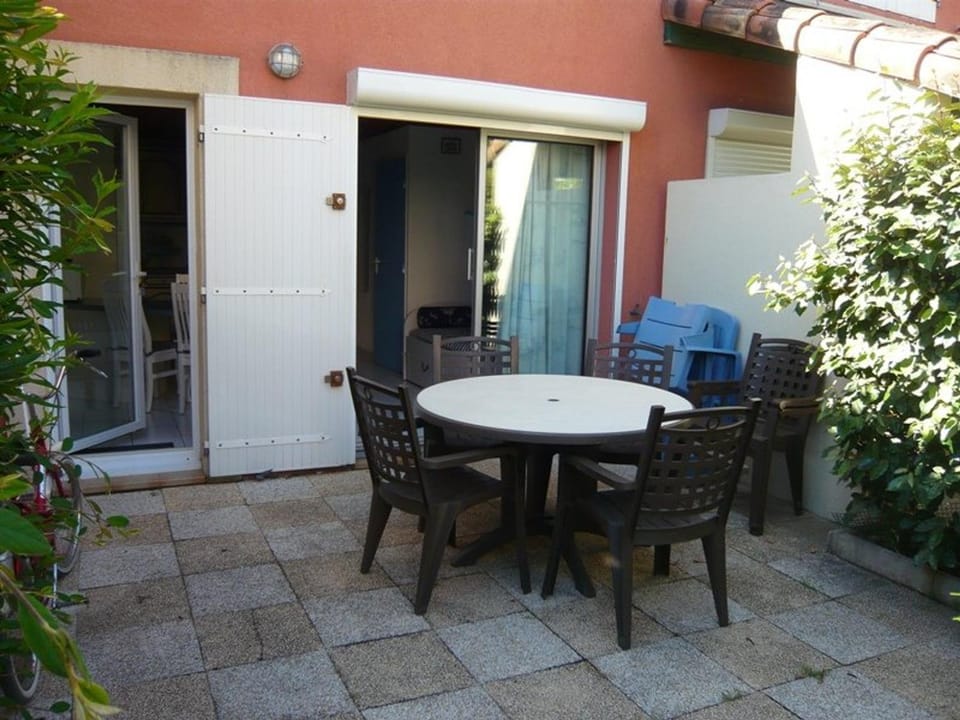 Maison Provençale avec Piscine, Jardin et Terrasse, Parking Privé, 4-6 Pers. au Grau-du-Roi - FR-1-731-95 House in Le Grau-du-Roi
