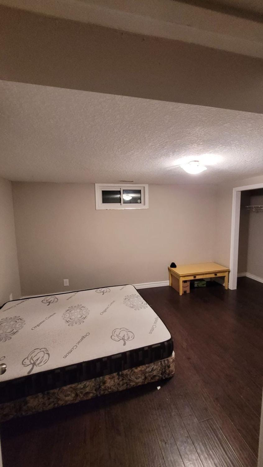 3 Room Set for Up to 8 people- 10 minutes from Kitchener Airport, Walking to Transit Vacation rental in Kitchener