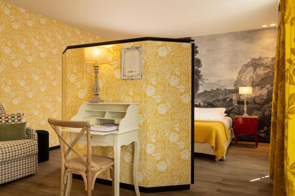 Living room, Photo of the whole room, Seating area, Bedroom