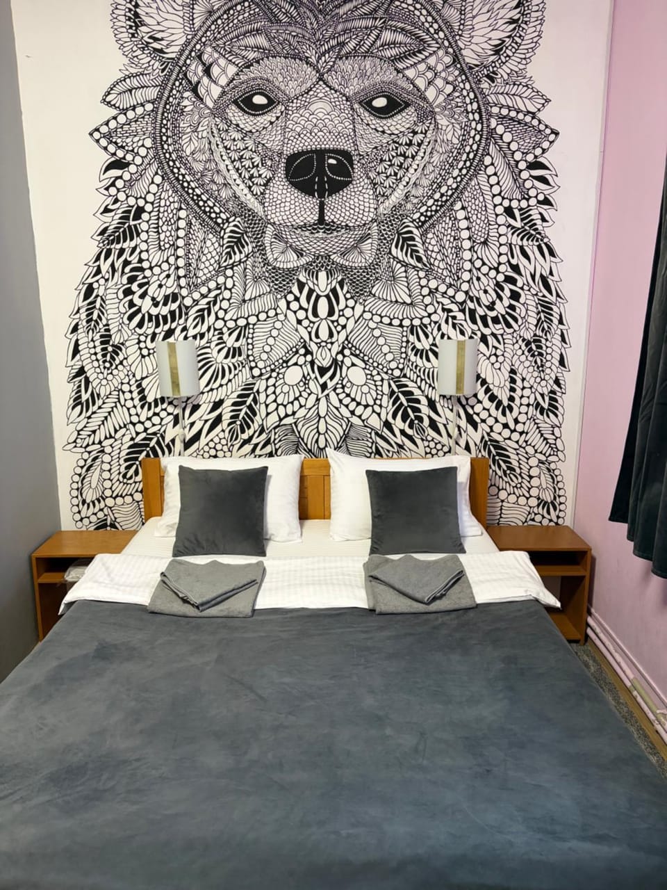 Bed, TV and multimedia, Bedroom
