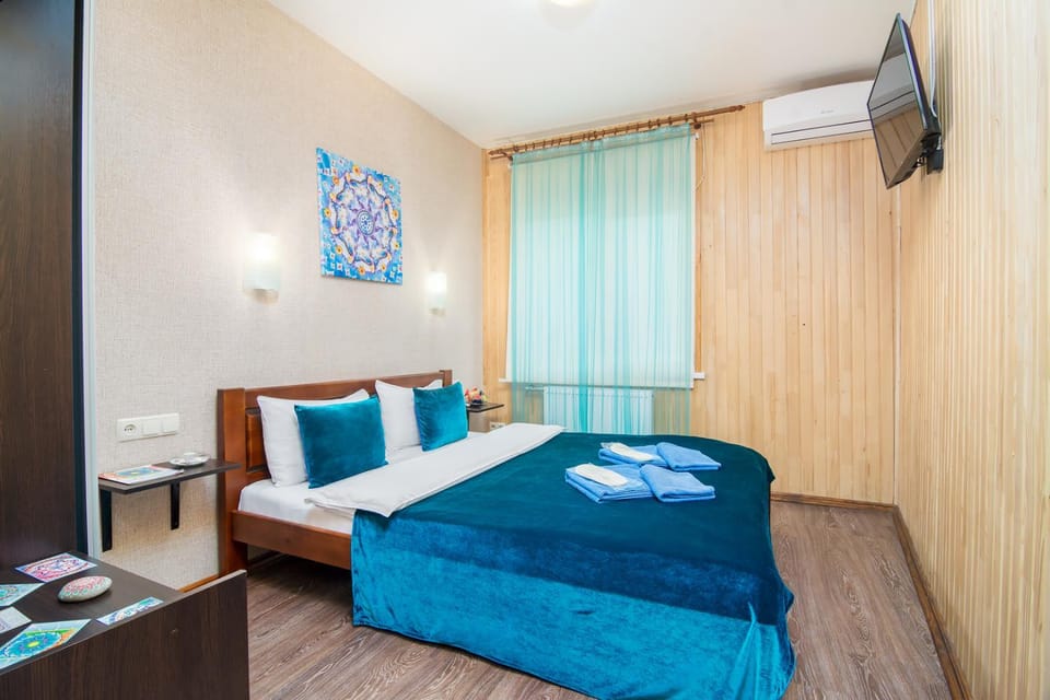 Bed, TV and multimedia, Photo of the whole room, Bedroom, towels, air conditioner