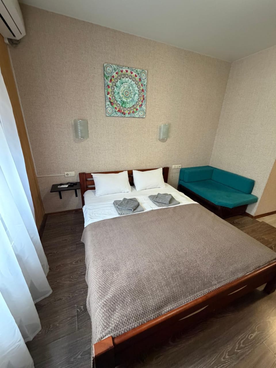 Bed, Living room, Photo of the whole room, Bedroom, air conditioner