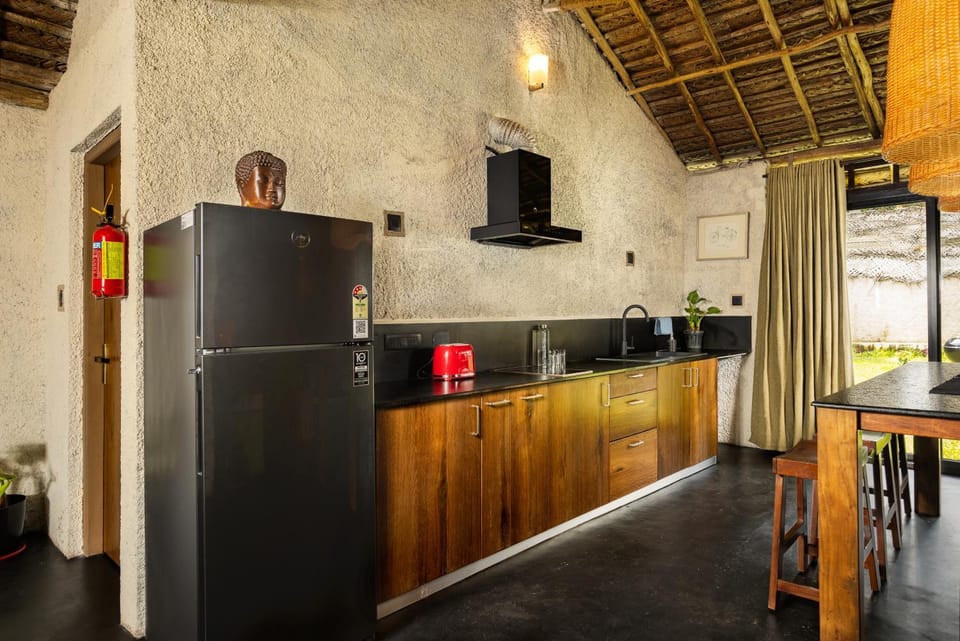 Kitchen or kitchenette, Dining area, stove