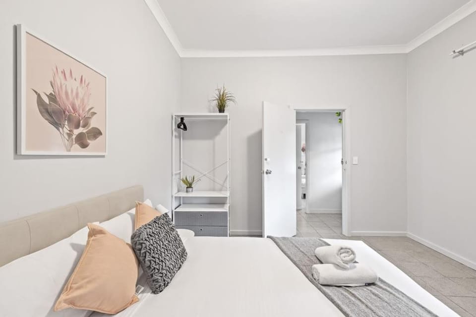 Rustic Queen Room - Conveniently Located - Shared Bathroom Bed and Breakfast in Lidcombe