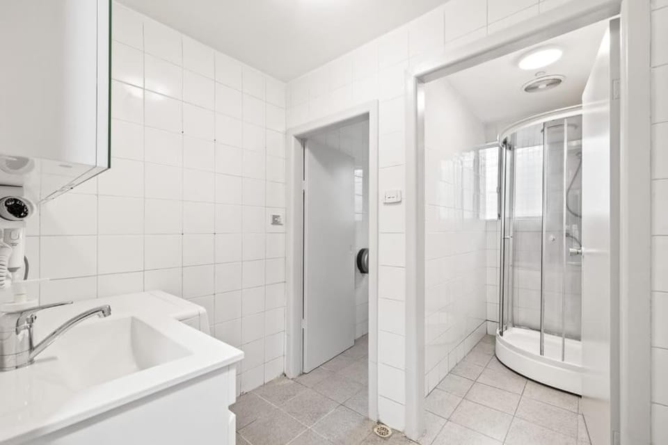Rustic Queen Room - Conveniently Located - Shared Bathroom Bed and Breakfast in Lidcombe