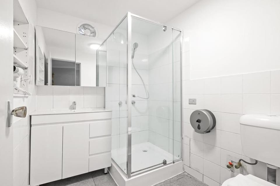 Rustic Queen Room - Conveniently Located - Shared Bathroom Bed and Breakfast in Lidcombe