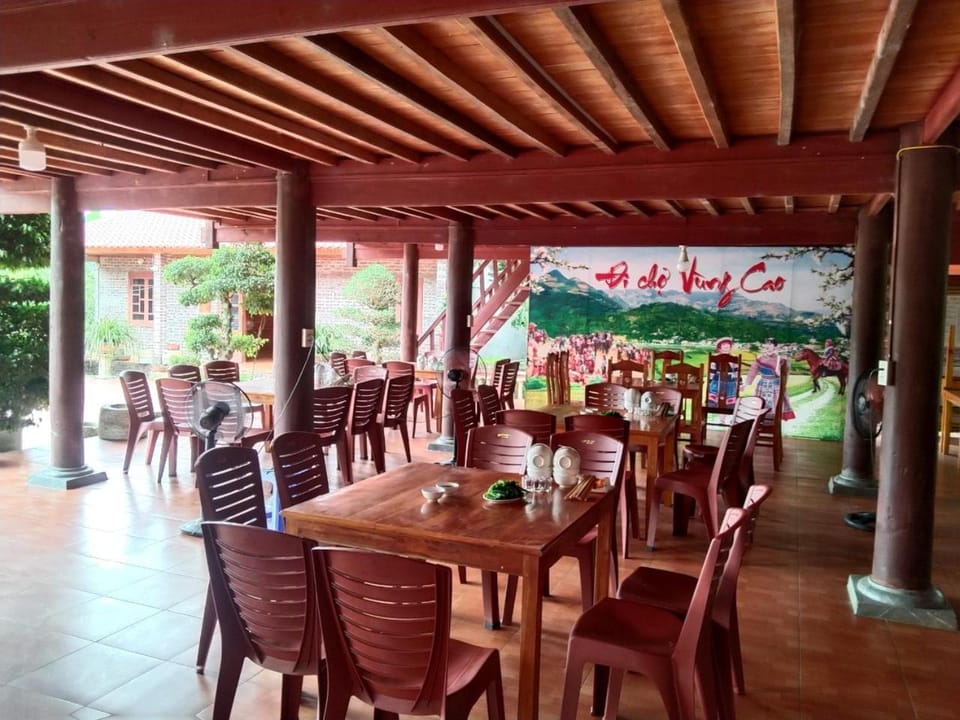 Restaurant/places to eat, Day, Banquet/Function facilities, Breakfast