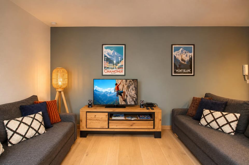 Communal lounge/ TV room, Living room
