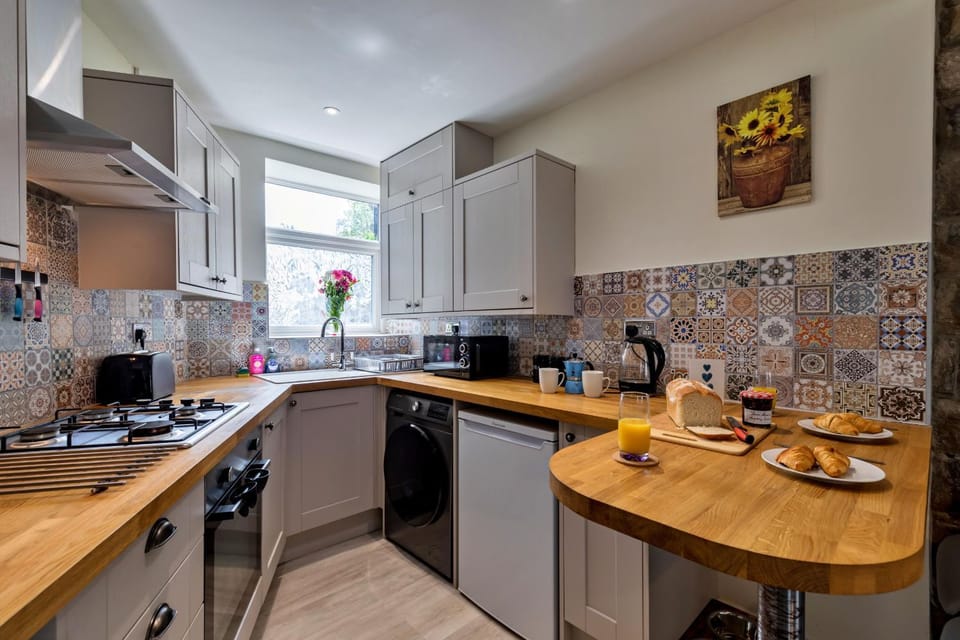 Coffee/tea facilities, Kitchen or kitchenette, Dining area, stove, toaster