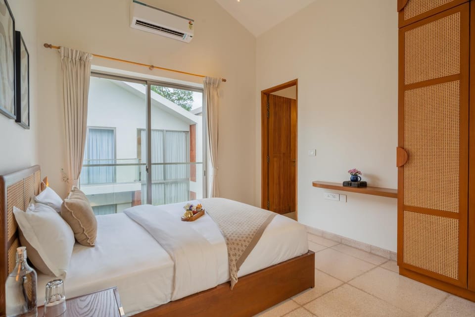 Bed, TV and multimedia, Living room, Photo of the whole room, Seating area, Bedroom, air conditioner