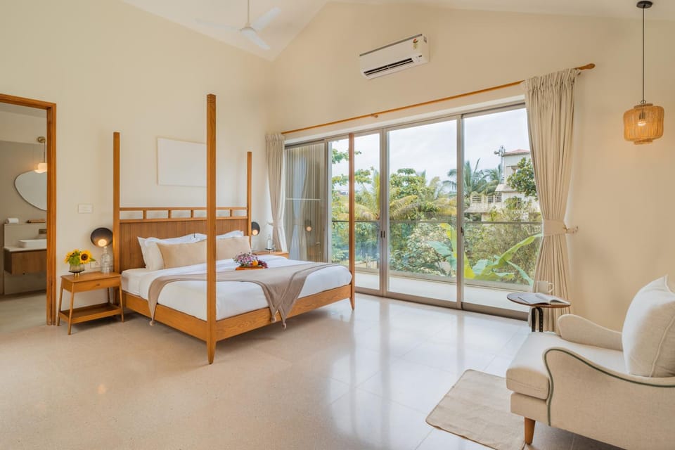 Bed, Living room, Photo of the whole room, Seating area, Bedroom, towels, air conditioner