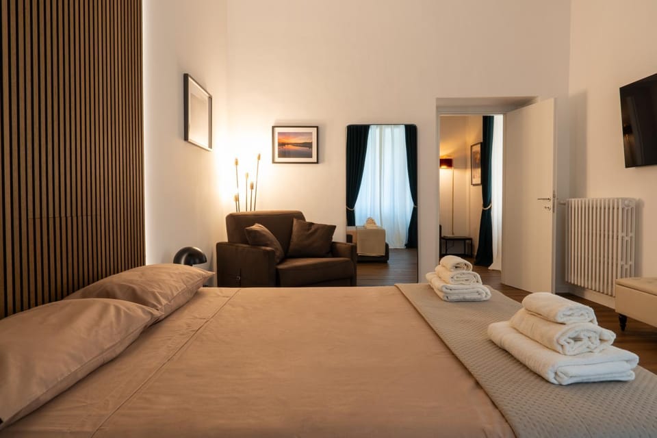 Bed, TV and multimedia, Photo of the whole room, Bedroom, towels