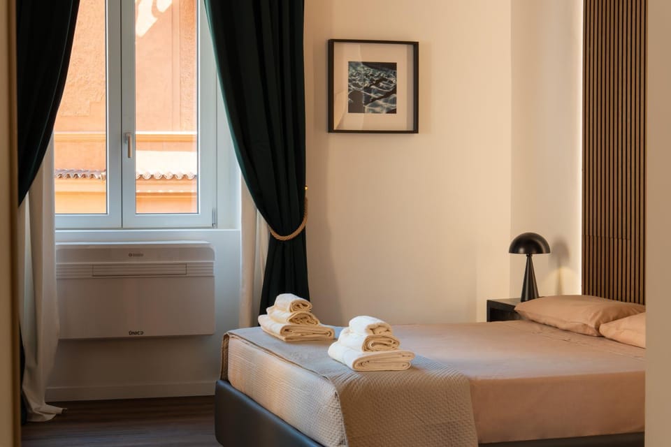 Bed, Photo of the whole room, Bedroom, towels