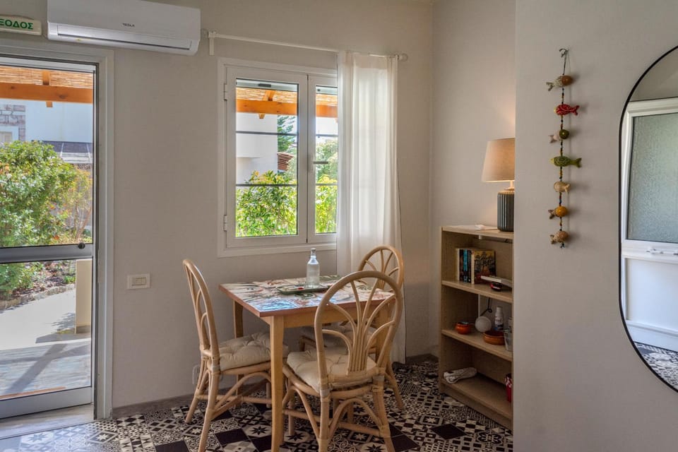 Balcony/Terrace, Living room, Seating area, Dining area, Garden view, Inner courtyard view, air conditioner