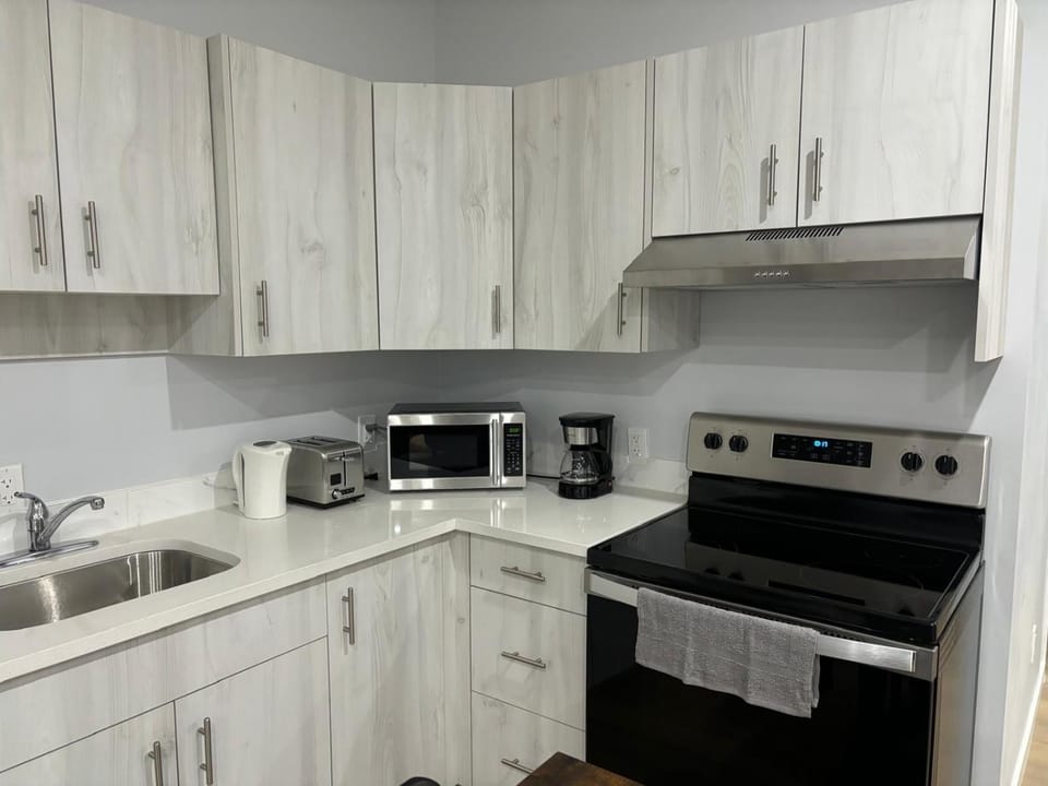 Coffee/tea facilities, Kitchen or kitchenette, oven, stove, toaster