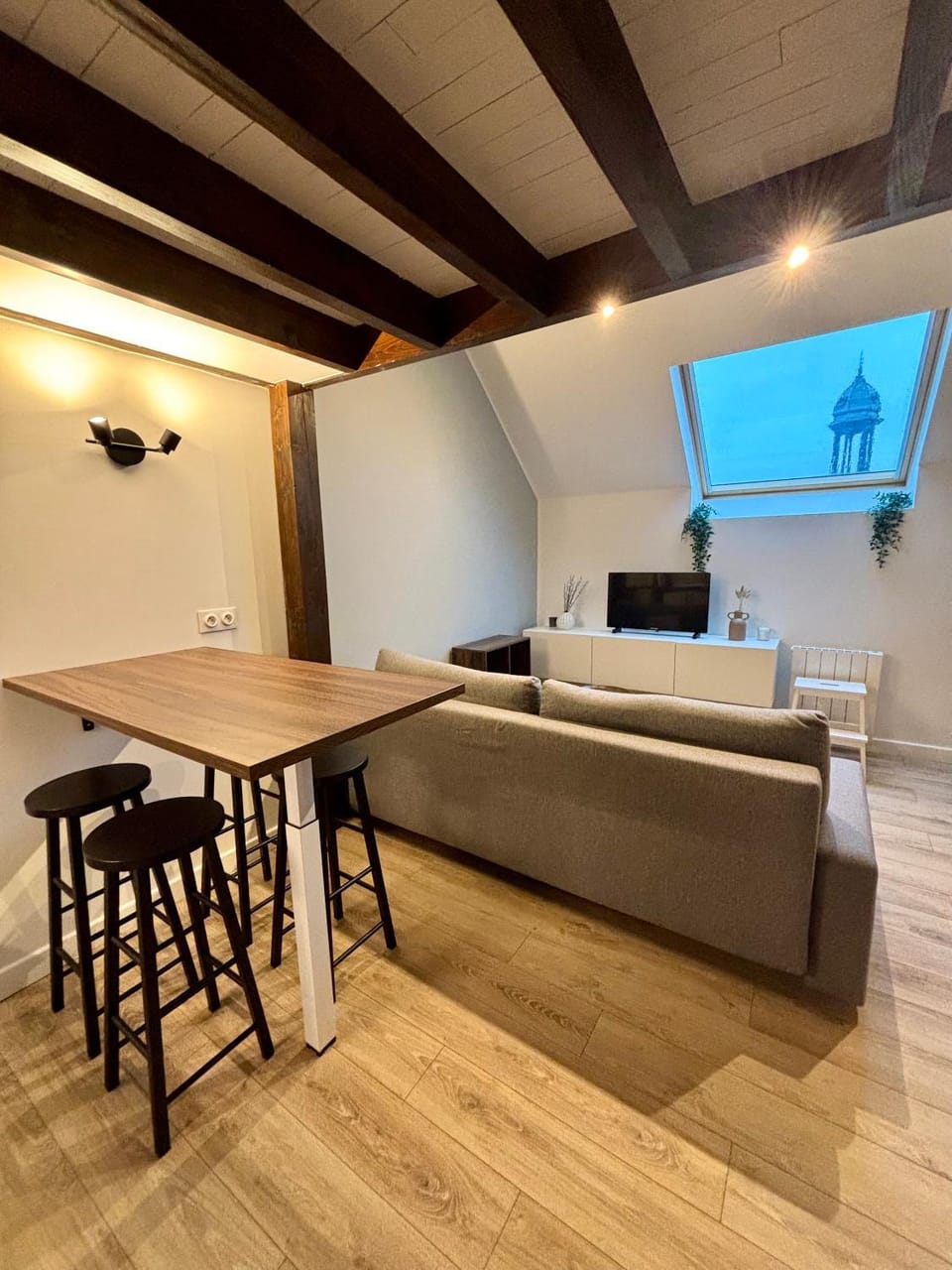 TV and multimedia, Living room, Seating area, Dining area