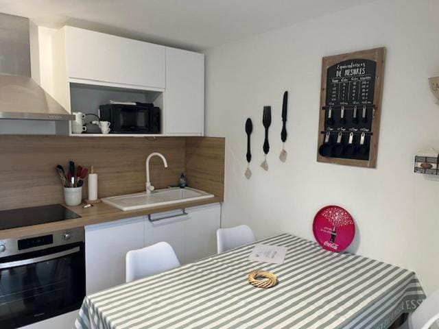Coffee/tea facilities, Kitchen or kitchenette, Dining area, oven, stove, toaster