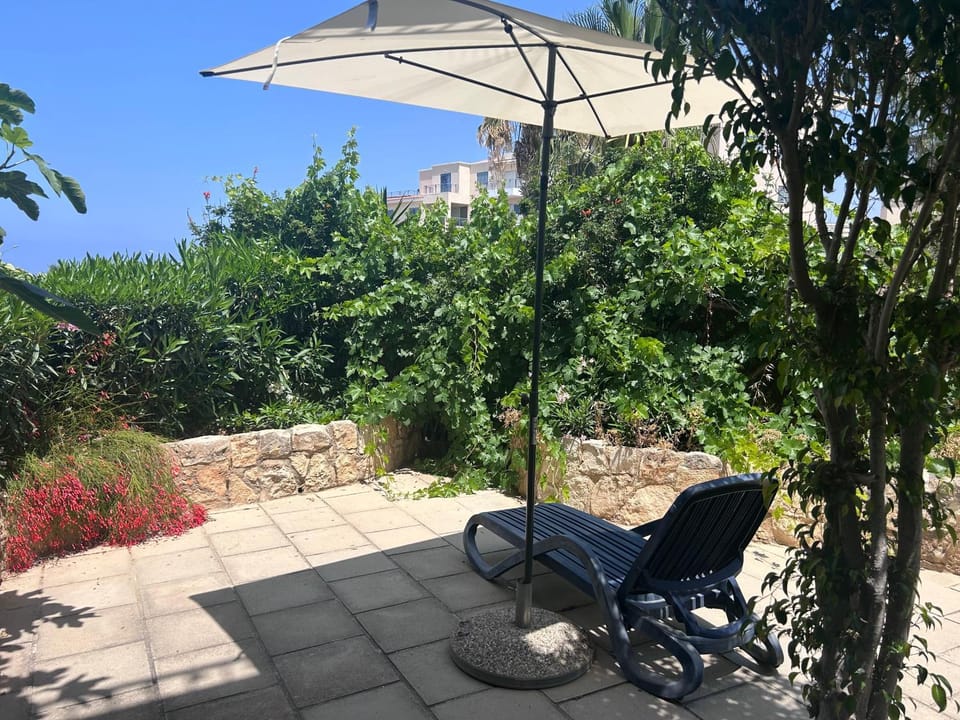 Seaview apartment with garden & pool Apartment in Paphos