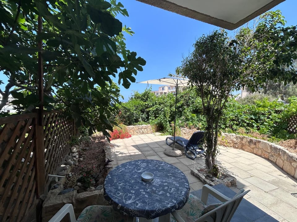 Seaview apartment with garden & pool Apartment in Paphos