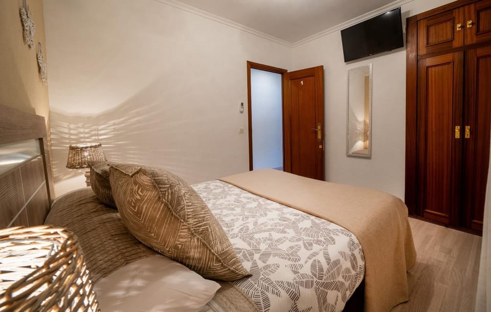 Bed, TV and multimedia, Photo of the whole room, Bedroom, wardrobe